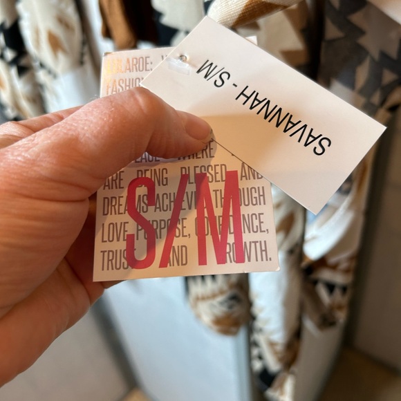 NWT LuLaRoe Savannah lightweight versatile wrap with removable waist tie - Picture 2 of 5